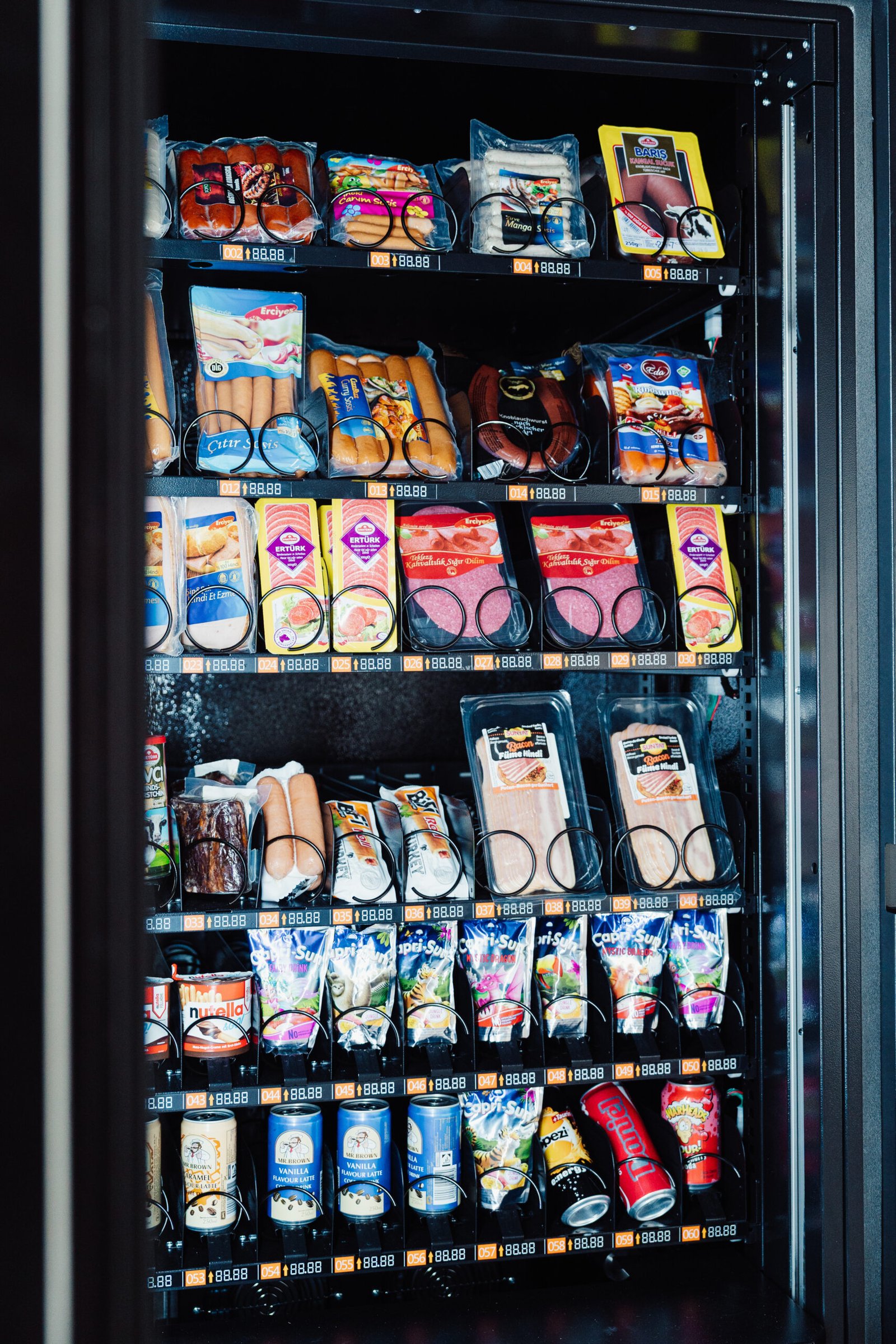 Innenansicht GoVend Metzgerautomat – bestückt mit Fleisch- und Wurstwaren