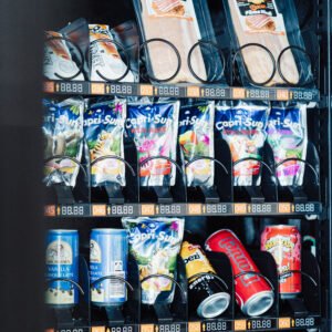 Innenansicht des GoVend Hofladenautomaten – vollständig befüllte Ebenen für regionale Produkte