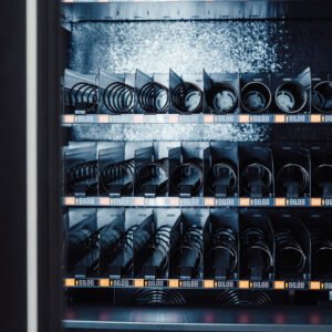 Innenansicht des GoVend Waschanlagenautomaten – leeres Produktfach für flexible Bestückung