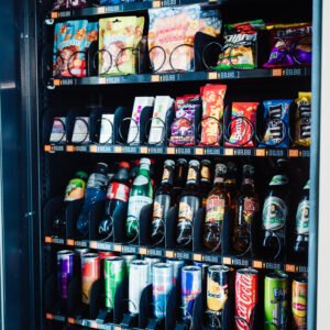 tankstellenautomat innenbefüllung snacks getränke – detailaufnahme