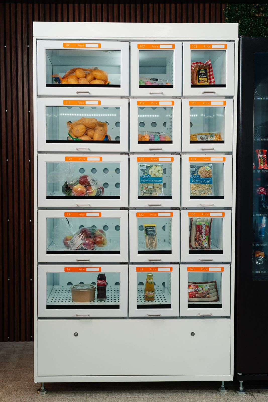 GoVend Fächerautomat mit Lebensmitteln in den Fächern